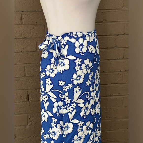 Blue and white floral print sarong M - Picture 4 of 11